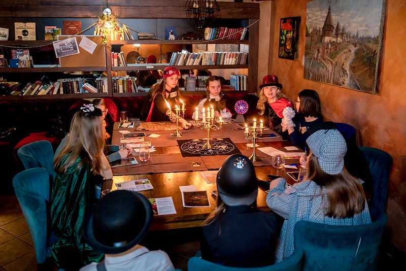 Дети разгадывают загадки в семейном квесте Хэллоуина в Kemerovo