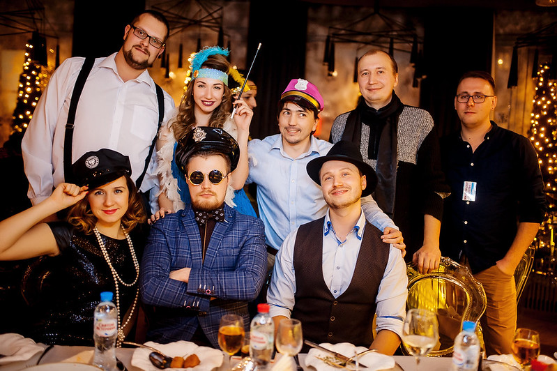 Команда компании празднует Новый год в ресторане Kemerovo